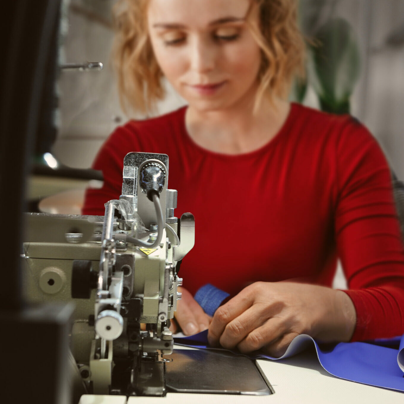 Technische Konfektionärin die an einer Nähmaschine arbeitet